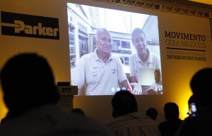 Teleconferência com a Família Schurmann diretamente de algum ponto do oceano pacífico (o projeto é apoiado pela Parker) – Foto: Luciano Coca Fotografia.