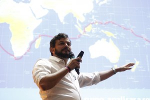 David Schurmann, integrante da Família Shurmann, durante palestra – Foto: Luciano Coca Fotografia.
