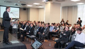 Luiz R. Moura, gerente geral de Vendas e Markerting da Parker para a América Latina, fez uma apresentação durante o evento da Abaque, em São Paulo
